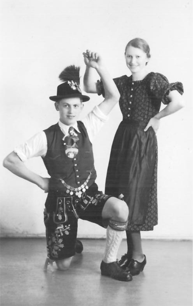 Alois Bacher mit seiner Halbschwester Anna in Tracht
