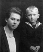 Der fünfjährige Egon Bey mit seiner Mutter Helene