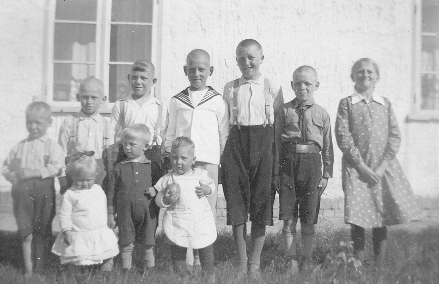 Ernst Mareck im Matrosenanzug (vierter von rechts) zusammen mit anderen Kindern vor seinem Elternhaus