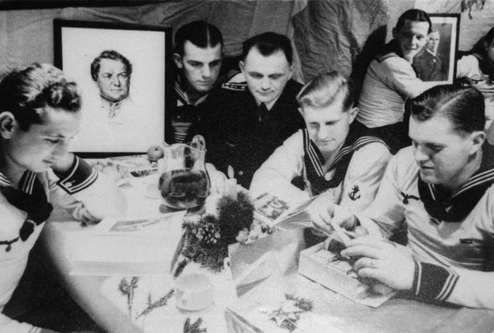 Weihnachten 1939 feierte Oberbootsmann Franz Miodonski (3. von rechts) im Wohndeck mit seinen Maaten vom Schlachtschiff Gneisenau