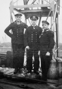 Franz Miodonski (links) als Bootsmannsmaat des Linienschiffs Schleswig-Holstein, während einer Munitionsübernahme