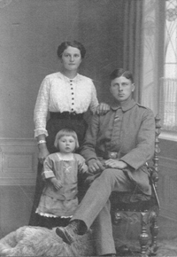 Die Familie Oesper mit Mutter Klara, Vater Ferdinand und dem jungen Gerhard Oesper aufgenommen kurz vor Ende des Ersten Weltkrieges