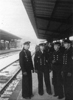 Gerhard Oesper (2. von links) mit Marinekameraden am Bahnhof