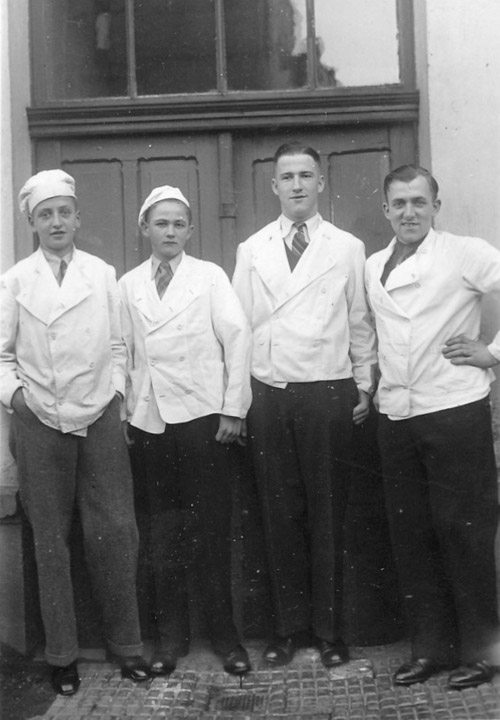 Heinz Ziegler (links) zusammen mit anderen Konditorlehrlingen seines Betriebes.
