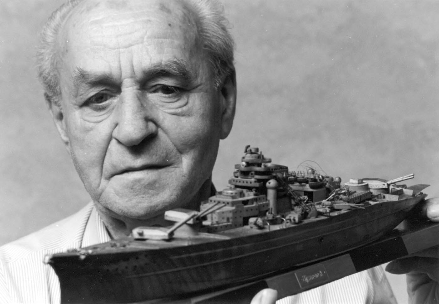 Herbert Jahn mit seinem in Gefangenschaft aus der Erinnerung heraus gebauten Modell der Bismarck
