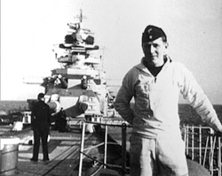Karl Kuhn am Bug der Bismarck, augenommen im Frühjahr 1941