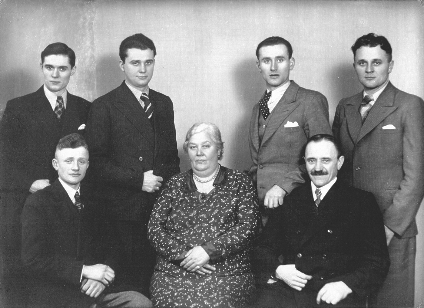 Familie Weise 1936. Stehend von links nach rechts die Geschwister Rudi, Richard, Walter und Kurt Weise, sitzend Karl und seine Eltern Friederike Marie Karoline (geborene Göhre) und Rudolf Richard Weise.