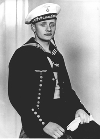 Karl Weise als Matrose während seiner Grundausbildung bei der 11. Schiffsstammabteilung in Stralsund. Das Foto entstand noch vor dem Krieg und somit offenbar bevor er seine Grundausbildung krankheitsbedingt im April 1939 abbrechen und später wiederholen musste.