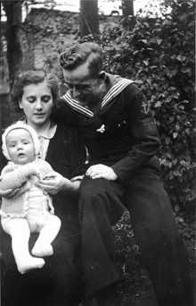Trautes Familienglück: Kurt Hendrich mit seiner späteren Frau Ursula und dem gemeinsamen Sohn Klaus während eines Heimaturlaubs am 29. August 1940