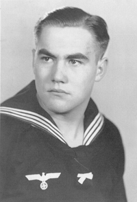 Portrait photo of Michael Usselmann in the Navy