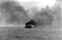 Der brennende Flugzeugträger HMS Glorious